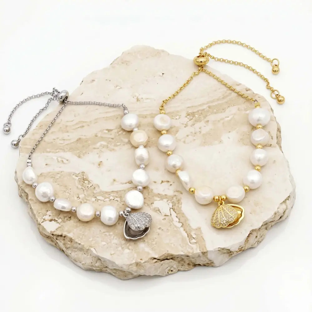 Perlenarmband mit Muschel-Anhänger - Armbänder